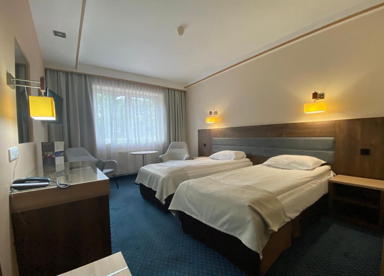 Hotel Ambasador Chojny Лодз Екстериор снимка