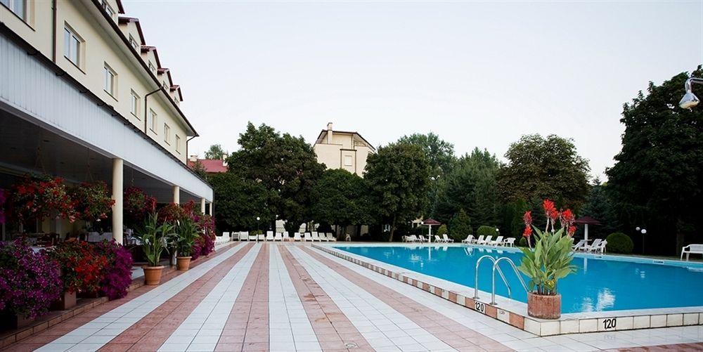 Hotel Ambasador Chojny Лодз Екстериор снимка