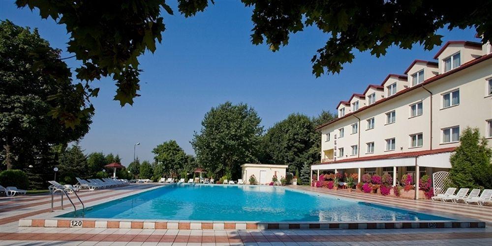 Hotel Ambasador Chojny Лодз Екстериор снимка
